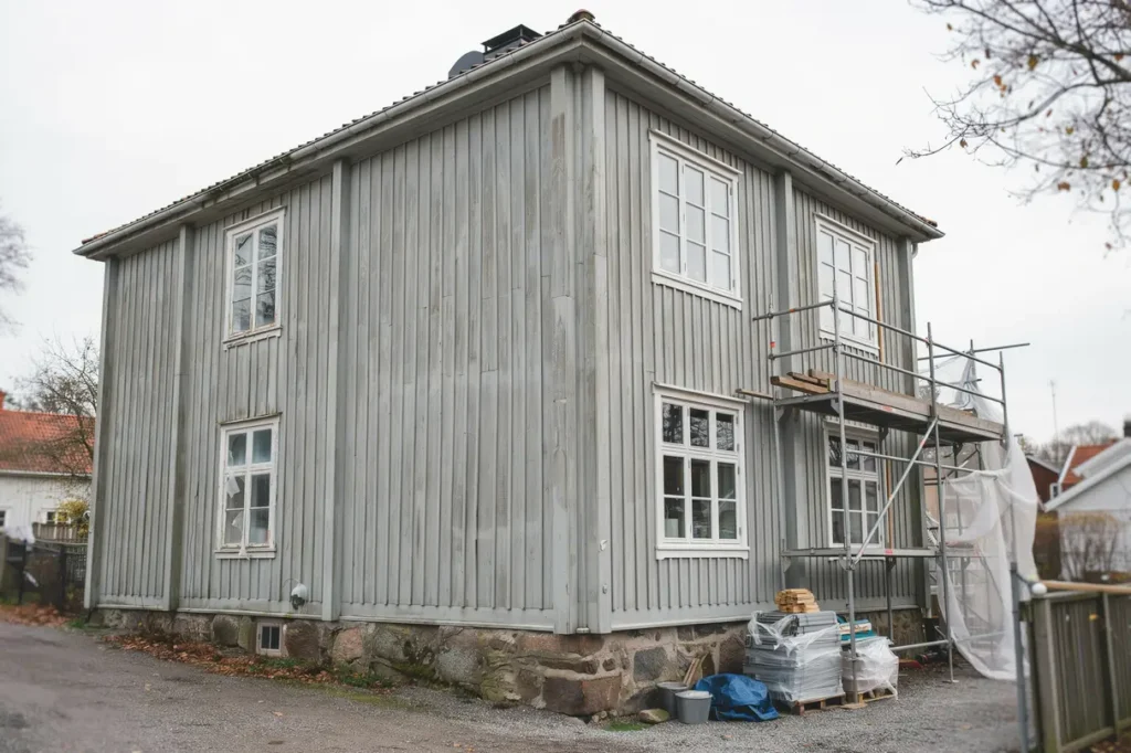 renovera f nster eller byta ut dem s v ljer du r tt l sning f r husets skick energiprestanda och budget